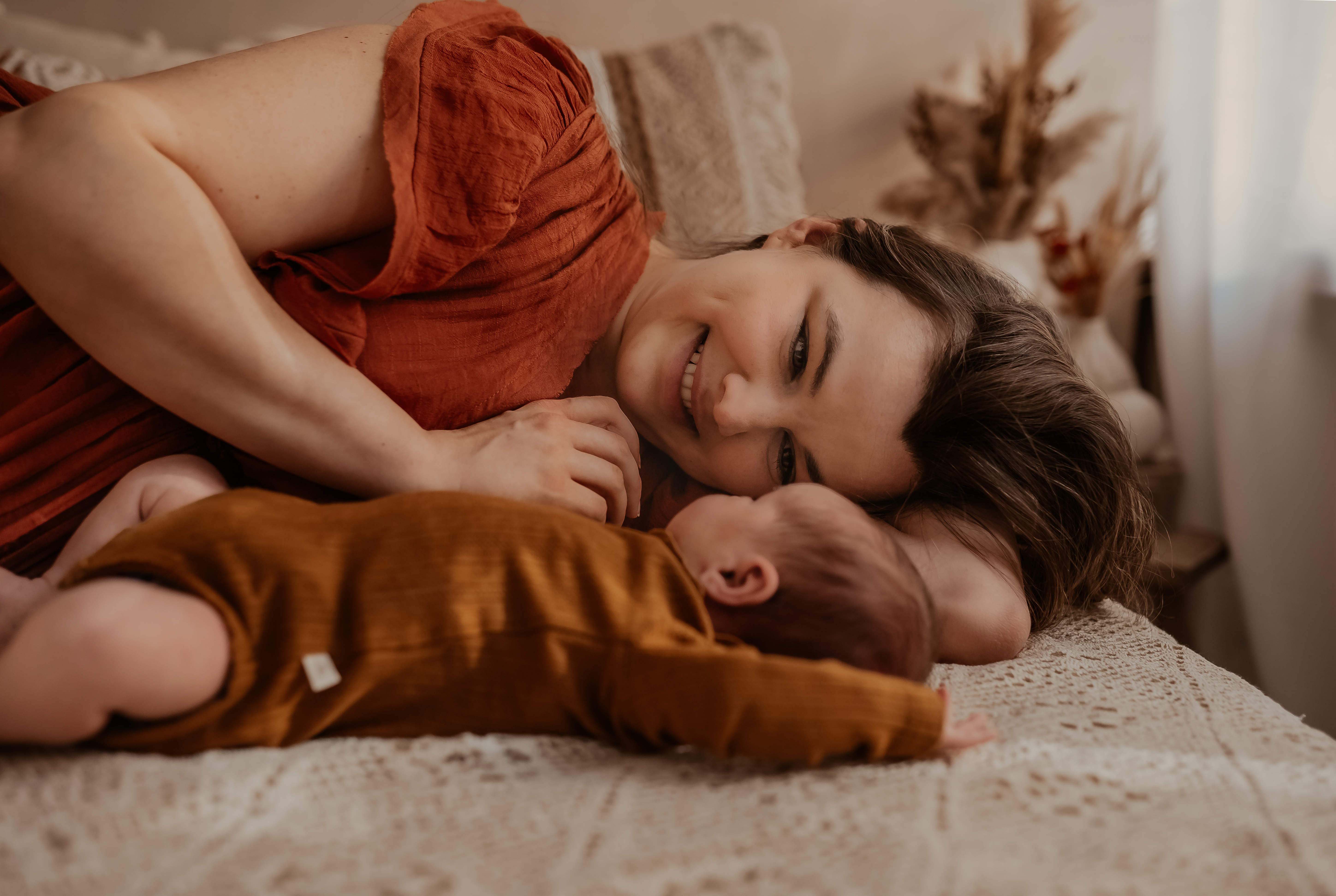 ich, freundlich lächelnd mit Baby